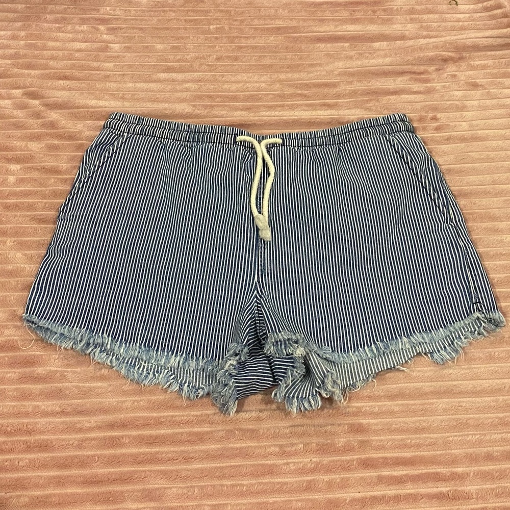 Frayed Stripped Shorts 😍
